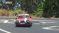 Damián y Jesús con el Toyota Starlet