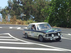 Jesús y Yeray con el BMW 2002